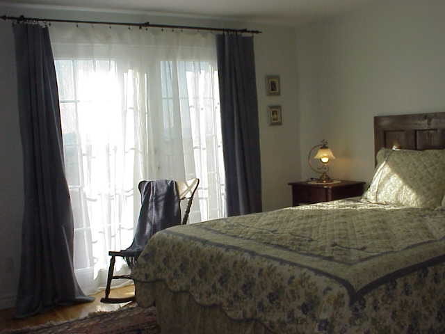 MVC-004Sbluebedroom.JPG